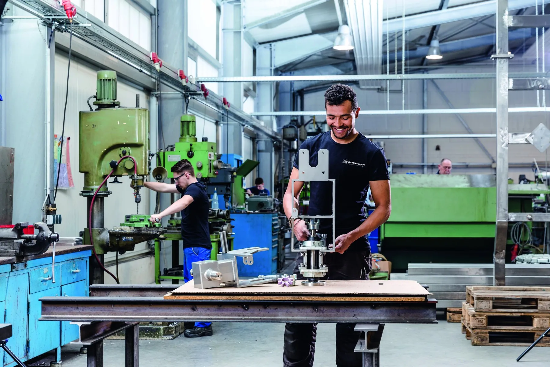 Mitarbeiter an Maschinen in der Schleicher-Werkstatt