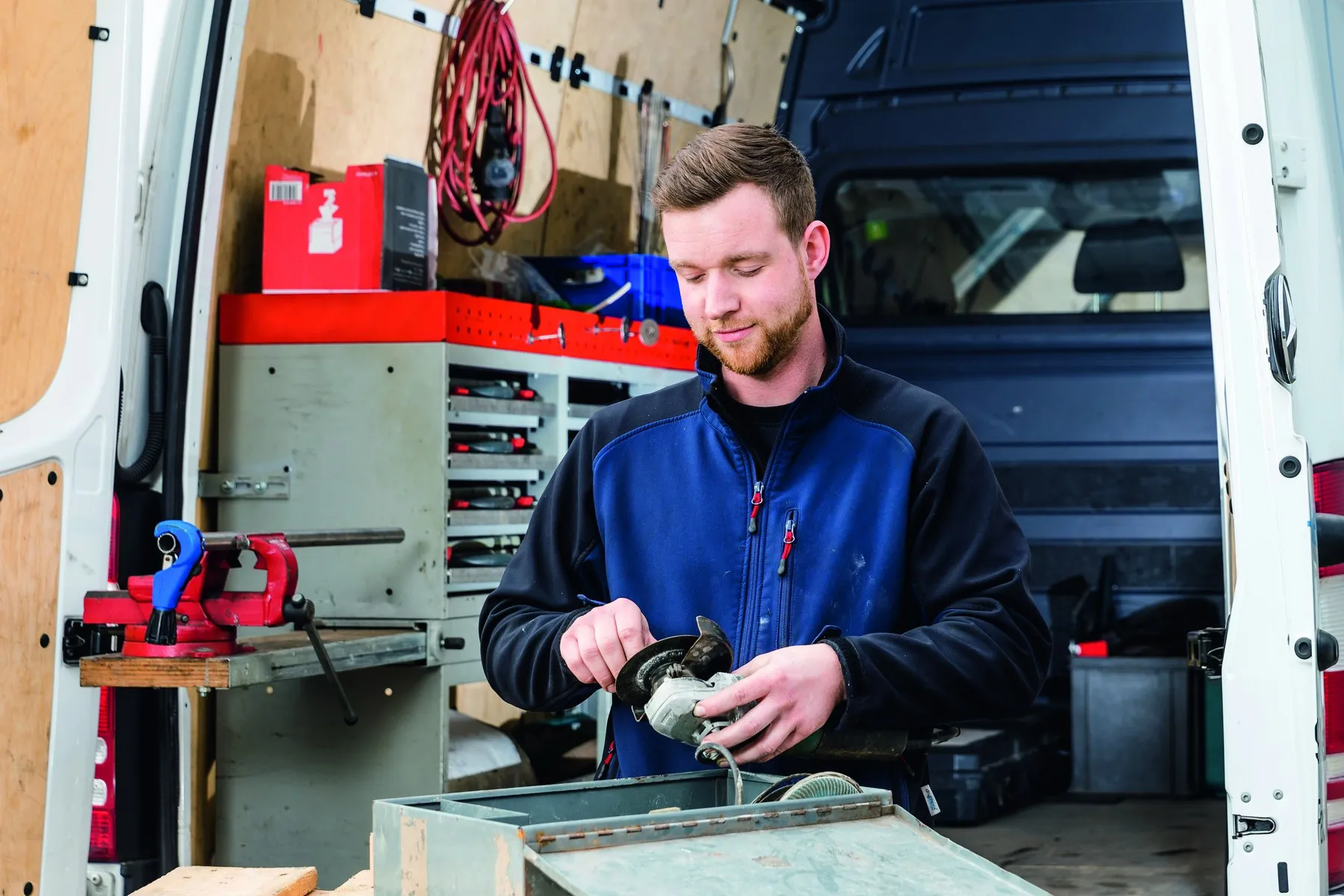 Servicetechniker arbeitet im Werkstattwagen