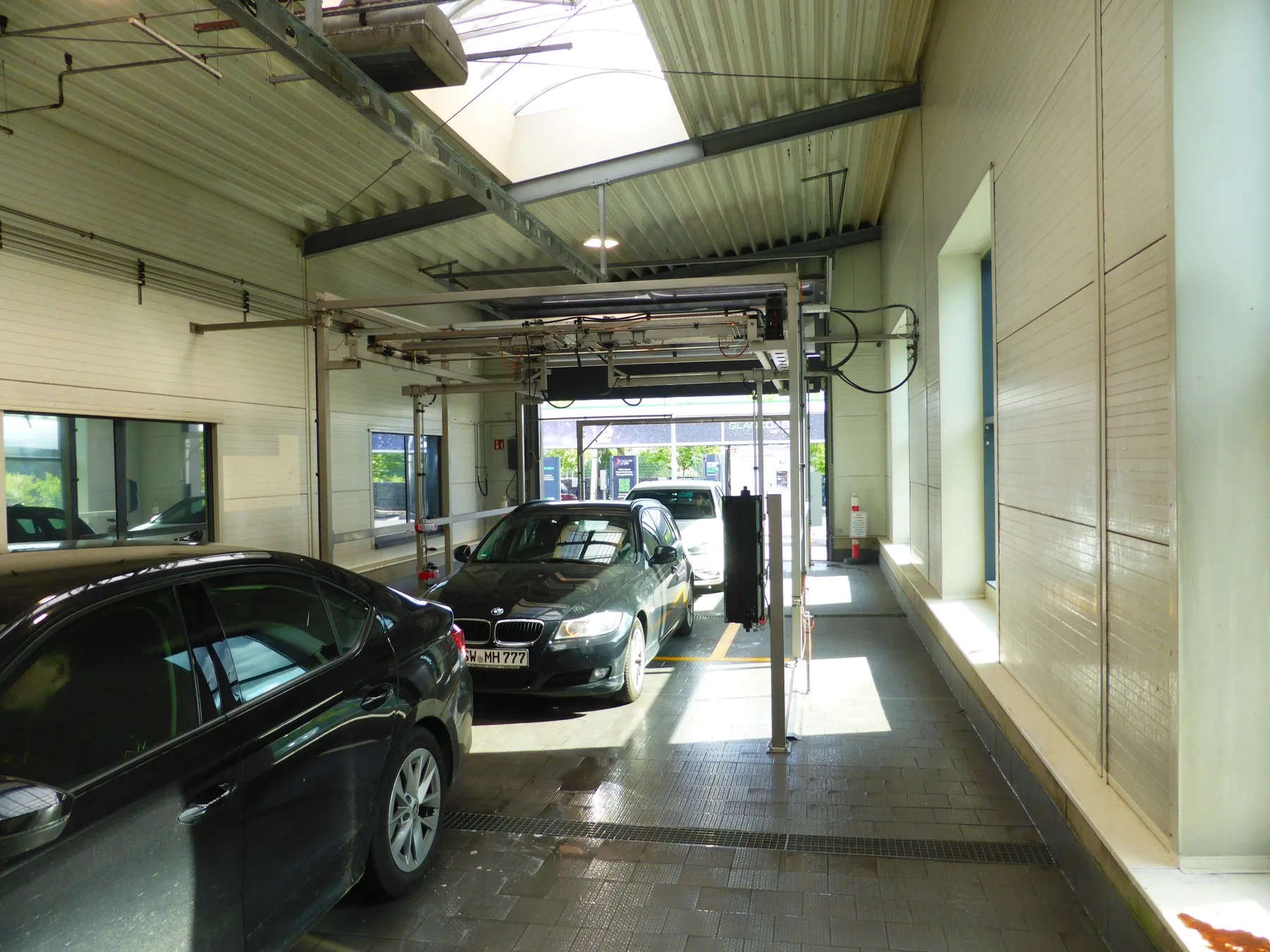 Automatic pre-wash area in a wash hall